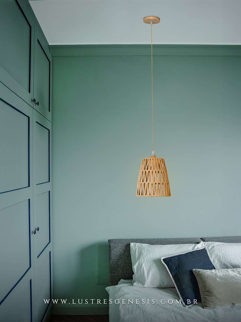 Pendente de teto rústico em sisal Biak instalado acima da cama em quarto decorado, destacando seu design natural e elegante.